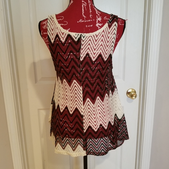 2 Sleeveless tops. - Picture 3 of 5